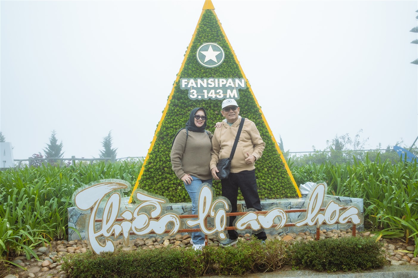 Du khách Tây thích thú săn mây, check in hoa Sen đá trên đỉnh Fansipan	 - ảnh 5