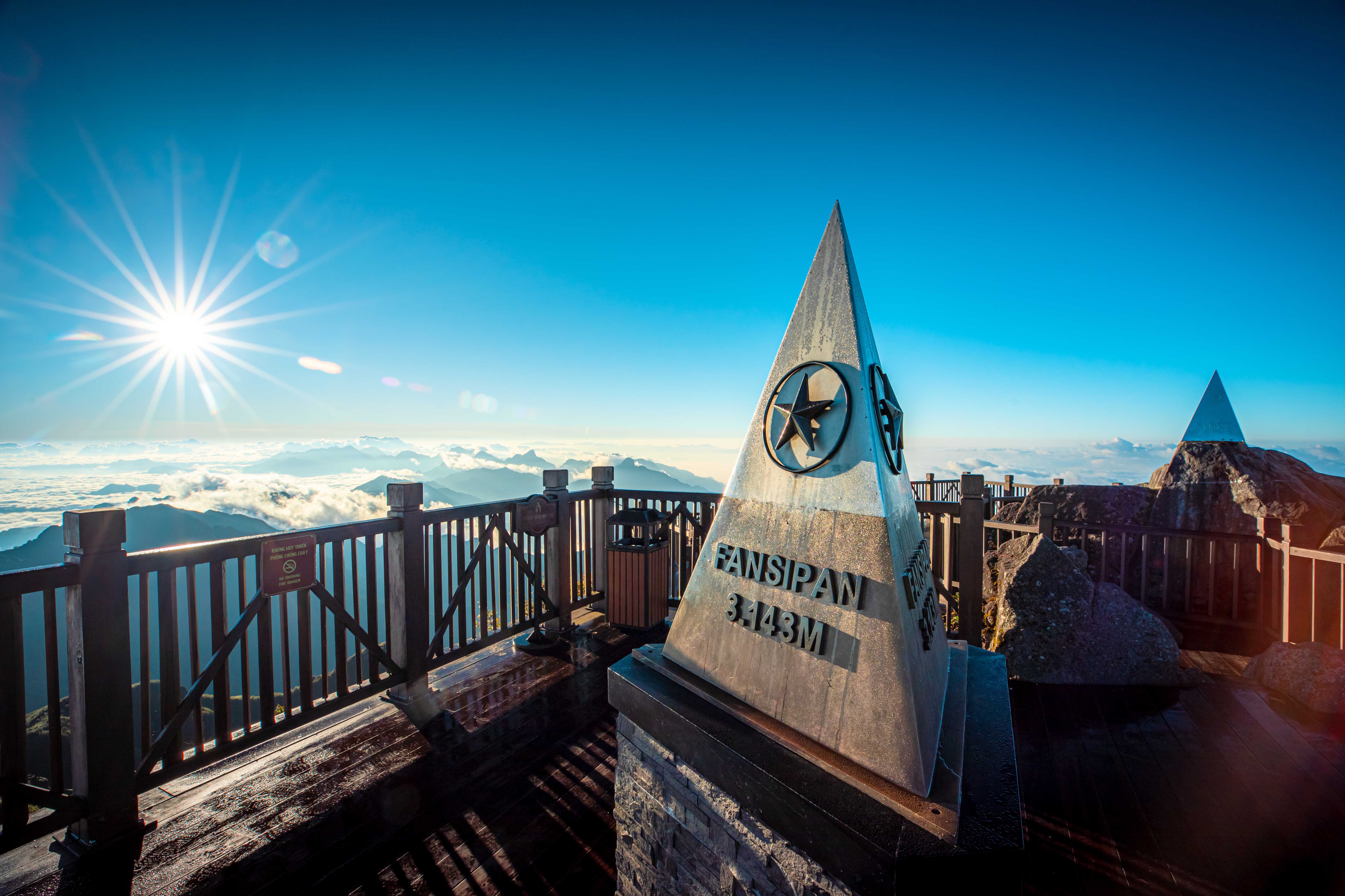 Du khách Tây thích thú săn mây, check in hoa Sen đá trên đỉnh Fansipan	 - ảnh 12