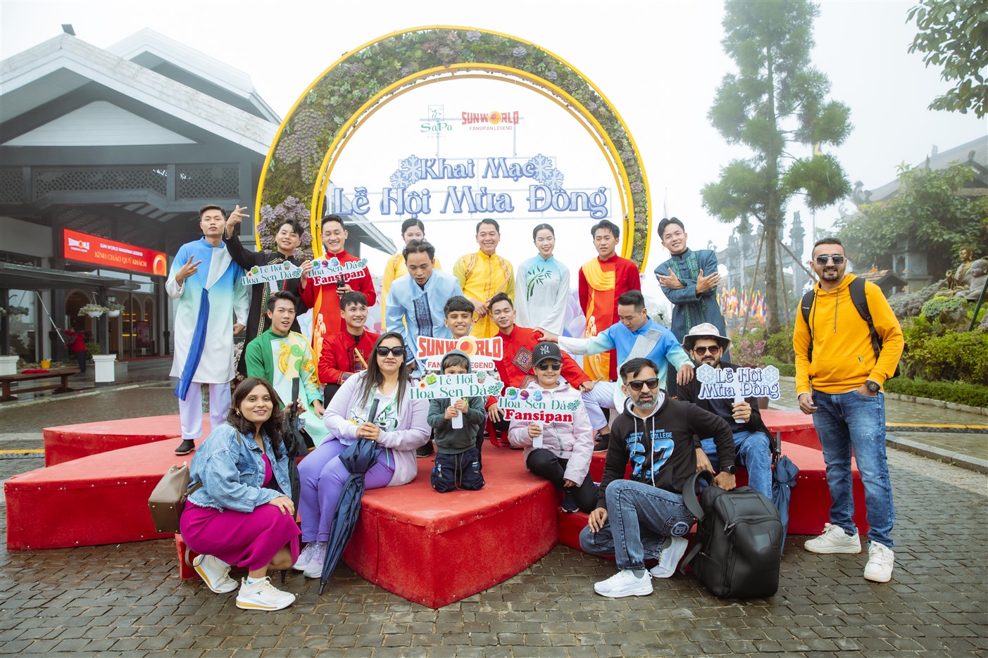 Du khách Tây thích thú săn mây, check in hoa Sen đá trên đỉnh Fansipan	 - ảnh 1