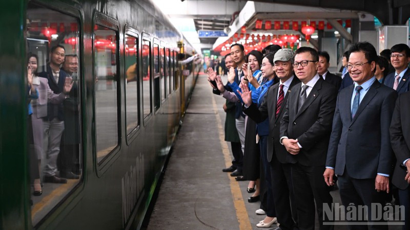 Báo Nhân Dân ra mắt “Chuyến tàu hạnh phúc“: Hành trình nhân văn chào Xuân mới - ảnh 1