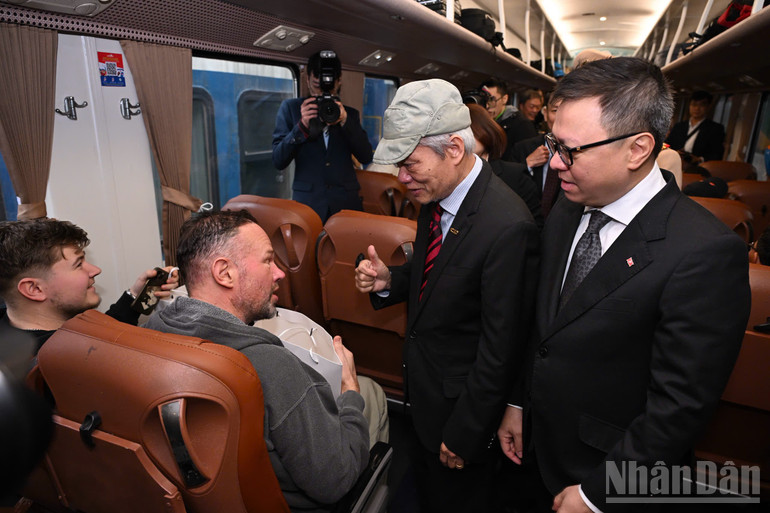 Báo Nhân Dân ra mắt “Chuyến tàu hạnh phúc“: Hành trình nhân văn chào Xuân mới - ảnh 6