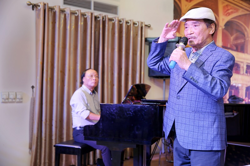 NSND Trần Hiếu ra mắt sách “để đời”, mong tiếng hát Việt ngày càng đẹp hơn - ảnh 1