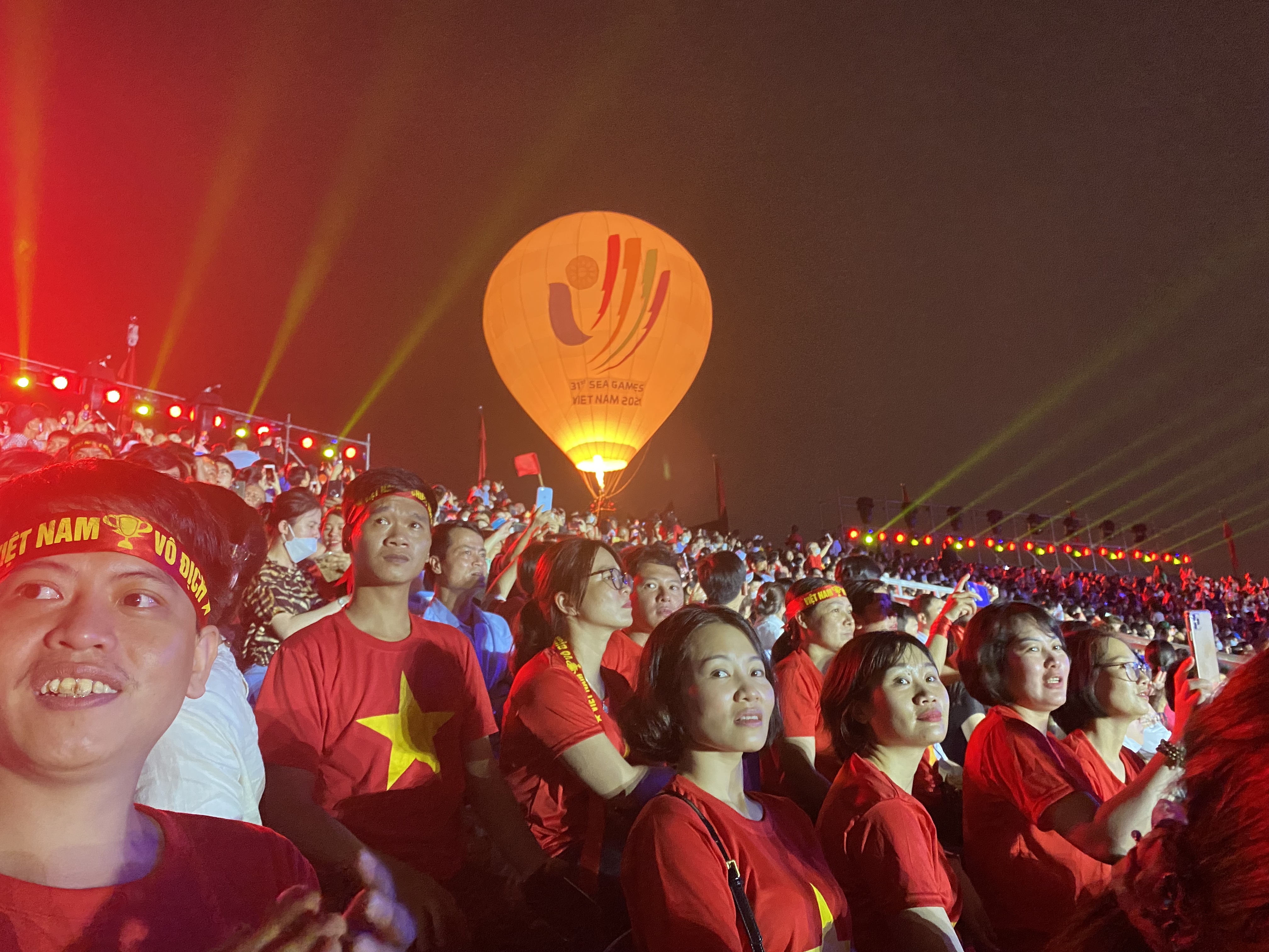 Những khoảnh khắc khó quên trên khán đài Lễ khai mạc SEA Games 31 - ảnh 1