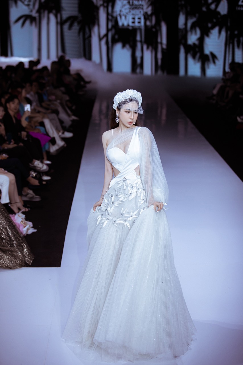 Hoa hậu Hoàng Dung làm vedette show của NTK Trần Hùng tại London Fashion Week 2023 - ảnh 3