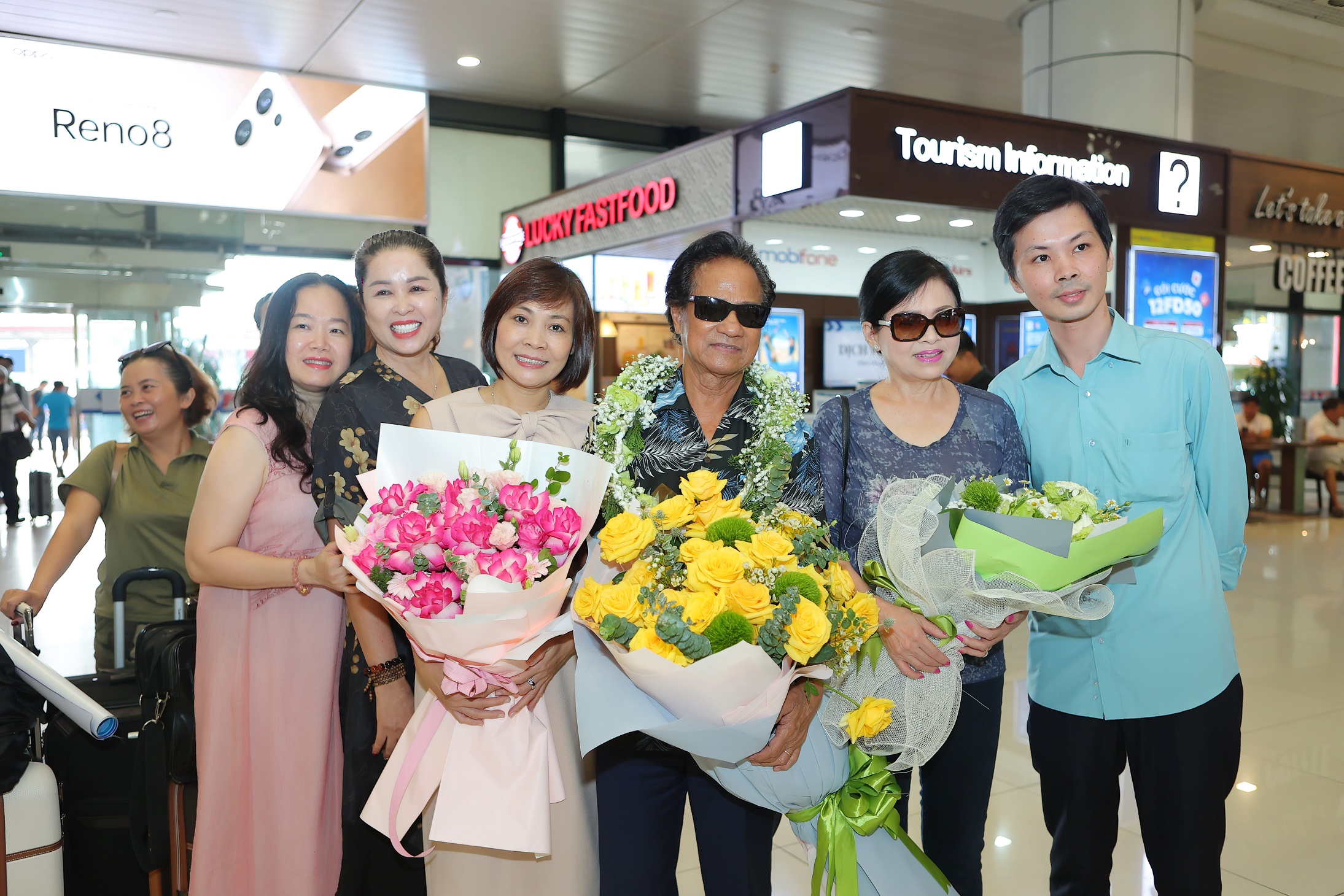 Người hâm mộ háo hức đón Chế Linh về nước biểu diễn sau hơn 2 năm đại dịch - ảnh 2