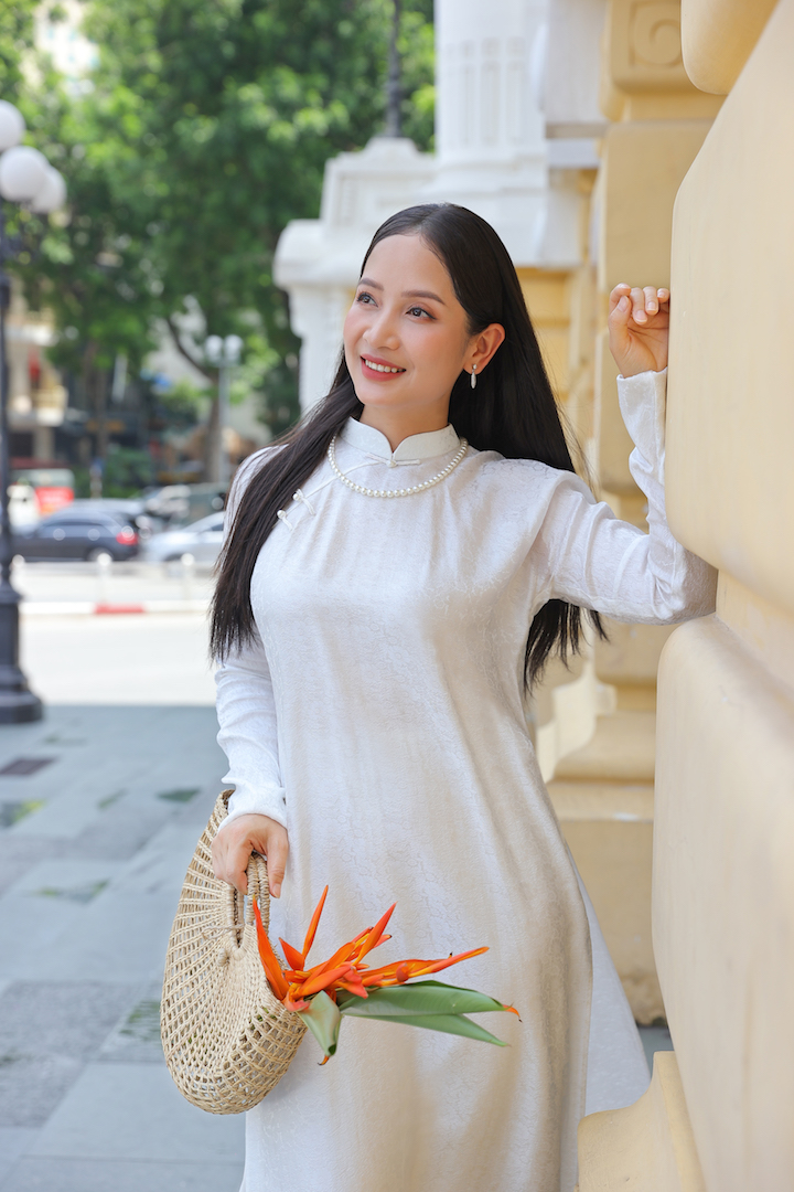Nghệ sĩ Vũ Diệu Thảo khoe vẻ đẹp của người con gái Hà Nội trong nắng Ba Đình - ảnh 7
