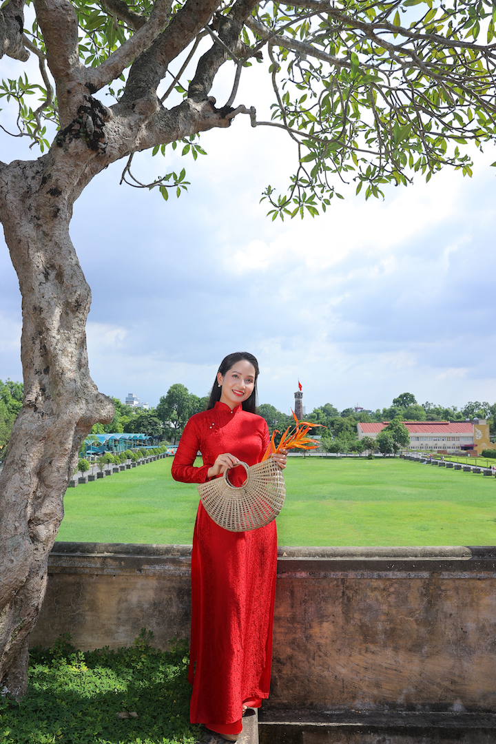 Nghệ sĩ Vũ Diệu Thảo khoe vẻ đẹp của người con gái Hà Nội trong nắng Ba Đình - ảnh 3