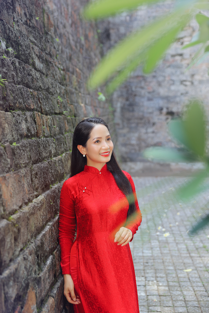 Nghệ sĩ Vũ Diệu Thảo khoe vẻ đẹp của người con gái Hà Nội trong nắng Ba Đình - ảnh 1