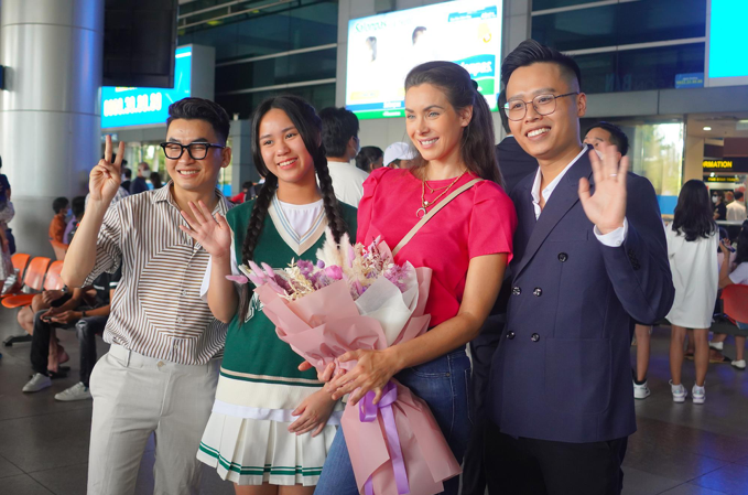 Hoa hậu 14 tuổi Bella Vũ gây bất ngờ khi làm phiên dịch cho các Hoa hậu quốc tế - ảnh 1