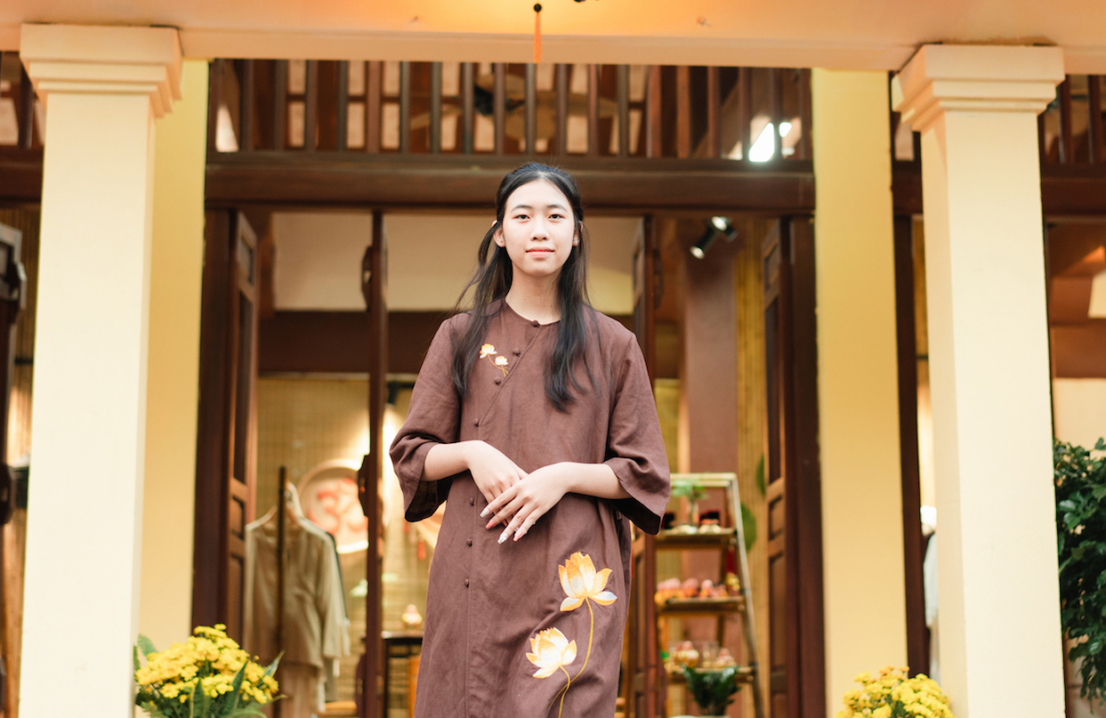 Nhẹ nhàng, thanh tịnh với pháp phục - ảnh 6