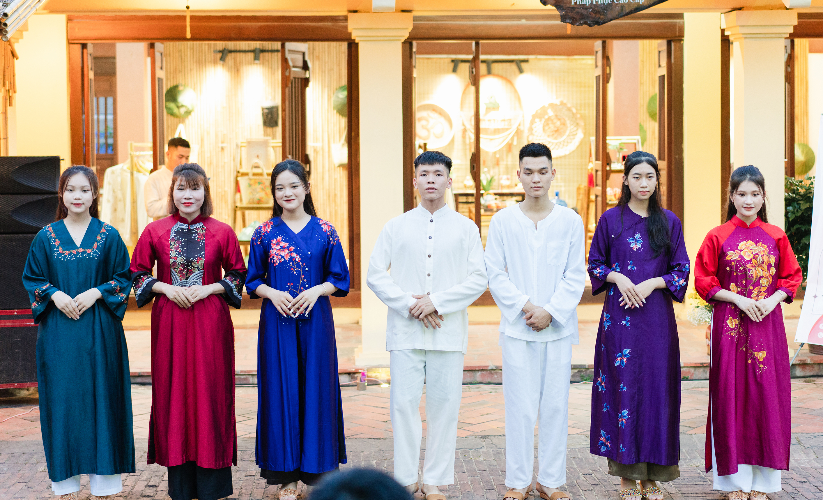 Nhẹ nhàng, thanh tịnh với pháp phục - ảnh 7