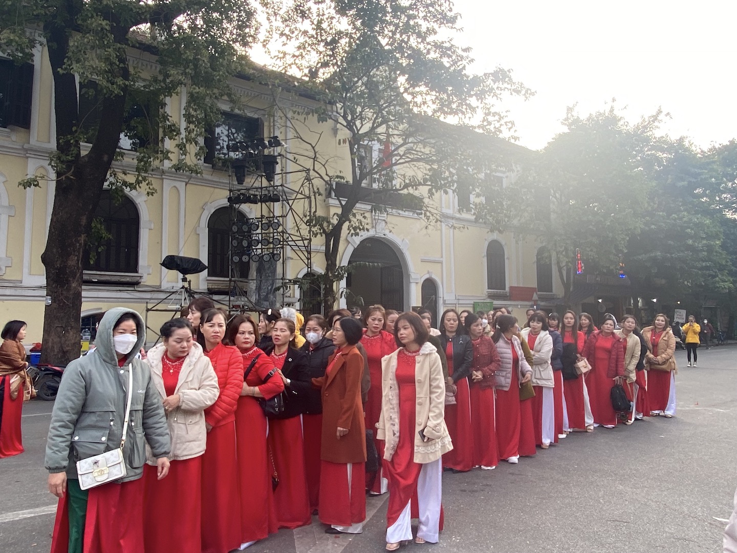 Hàng trăm tà áo dài rực rỡ của phụ nữ Thủ đô trong buổi tổng duyệt đồng diễn Áo dài - ảnh 1