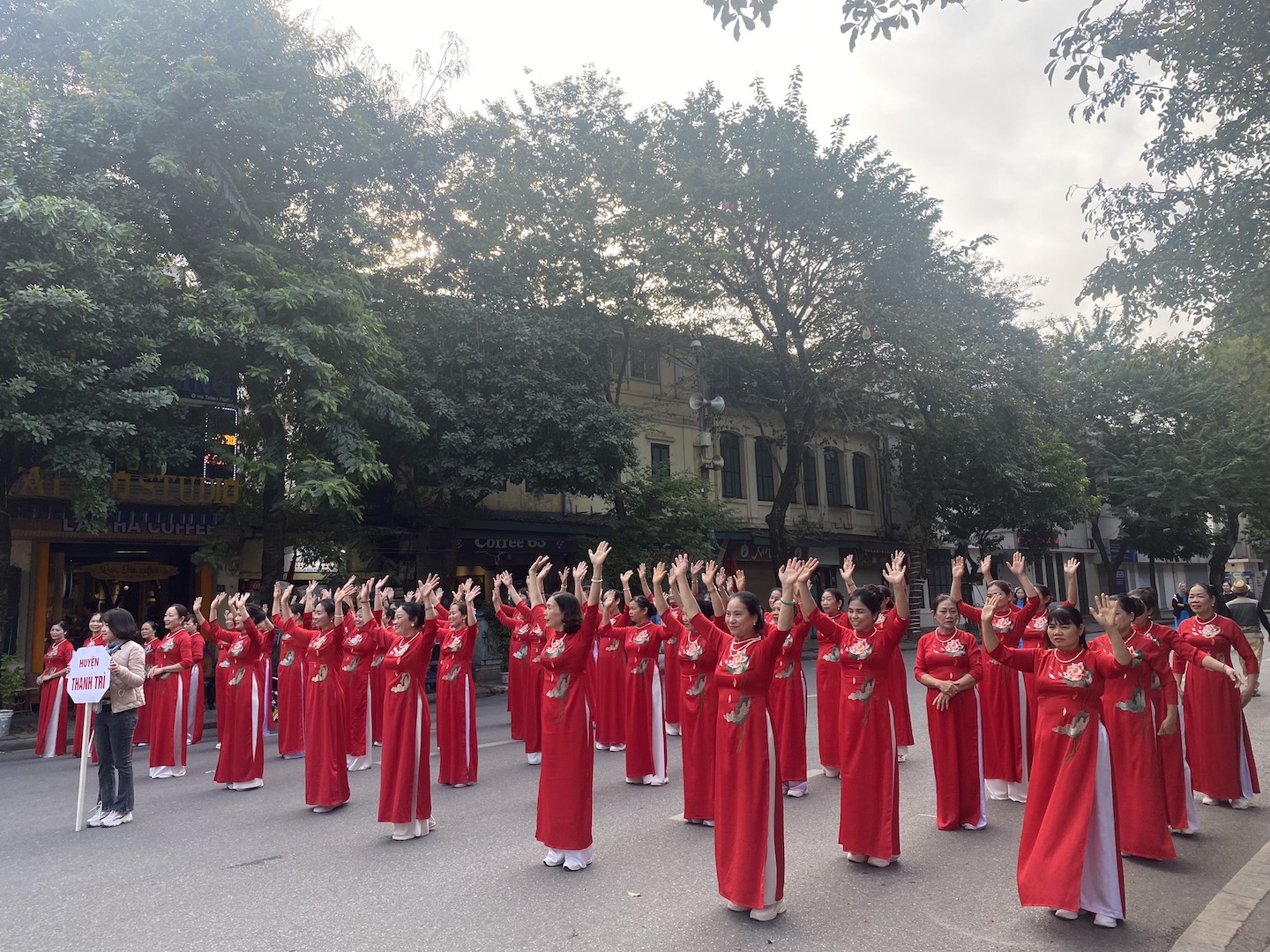 Hàng trăm tà áo dài rực rỡ của phụ nữ Thủ đô trong buổi tổng duyệt đồng diễn Áo dài - ảnh 4