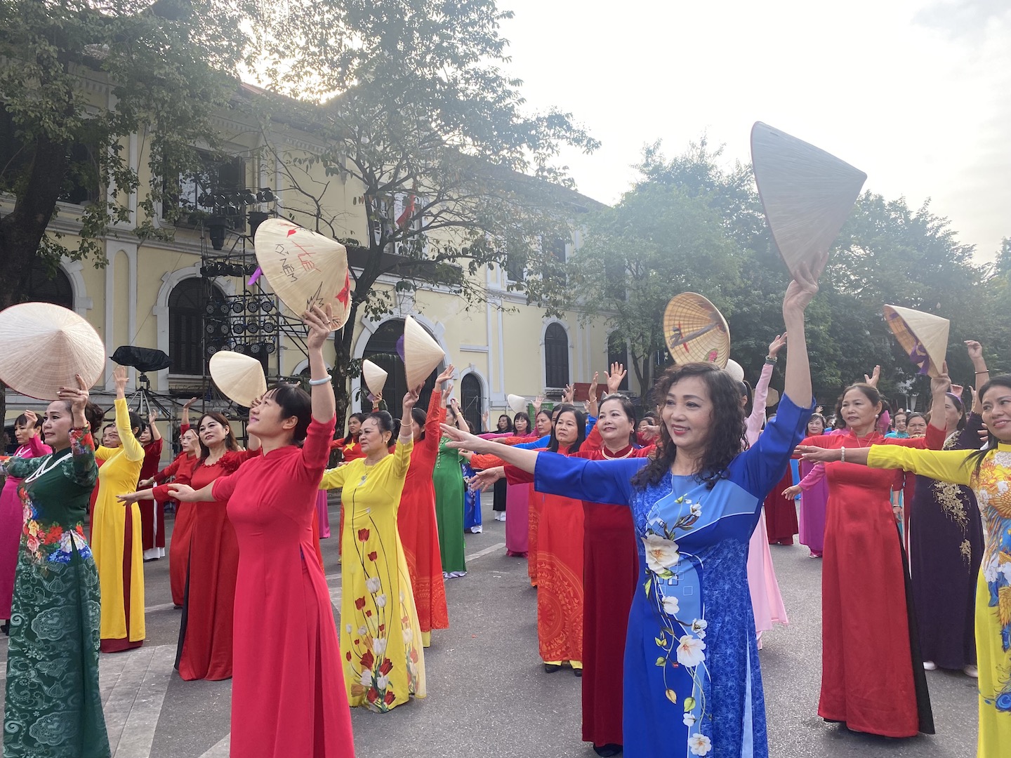 Hàng trăm tà áo dài rực rỡ của phụ nữ Thủ đô trong buổi tổng duyệt đồng diễn Áo dài - ảnh 3