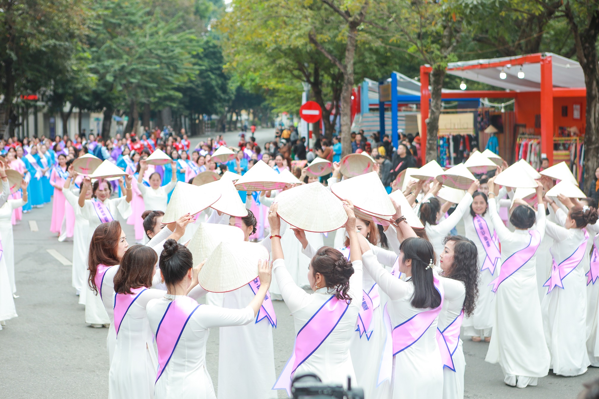 Những hình ảnh ấn tượng trong Chương trình đồng diễn Áo dài “Phụ nữ Thủ đô hội nhập và phát triển” năm 2022 - ảnh 10