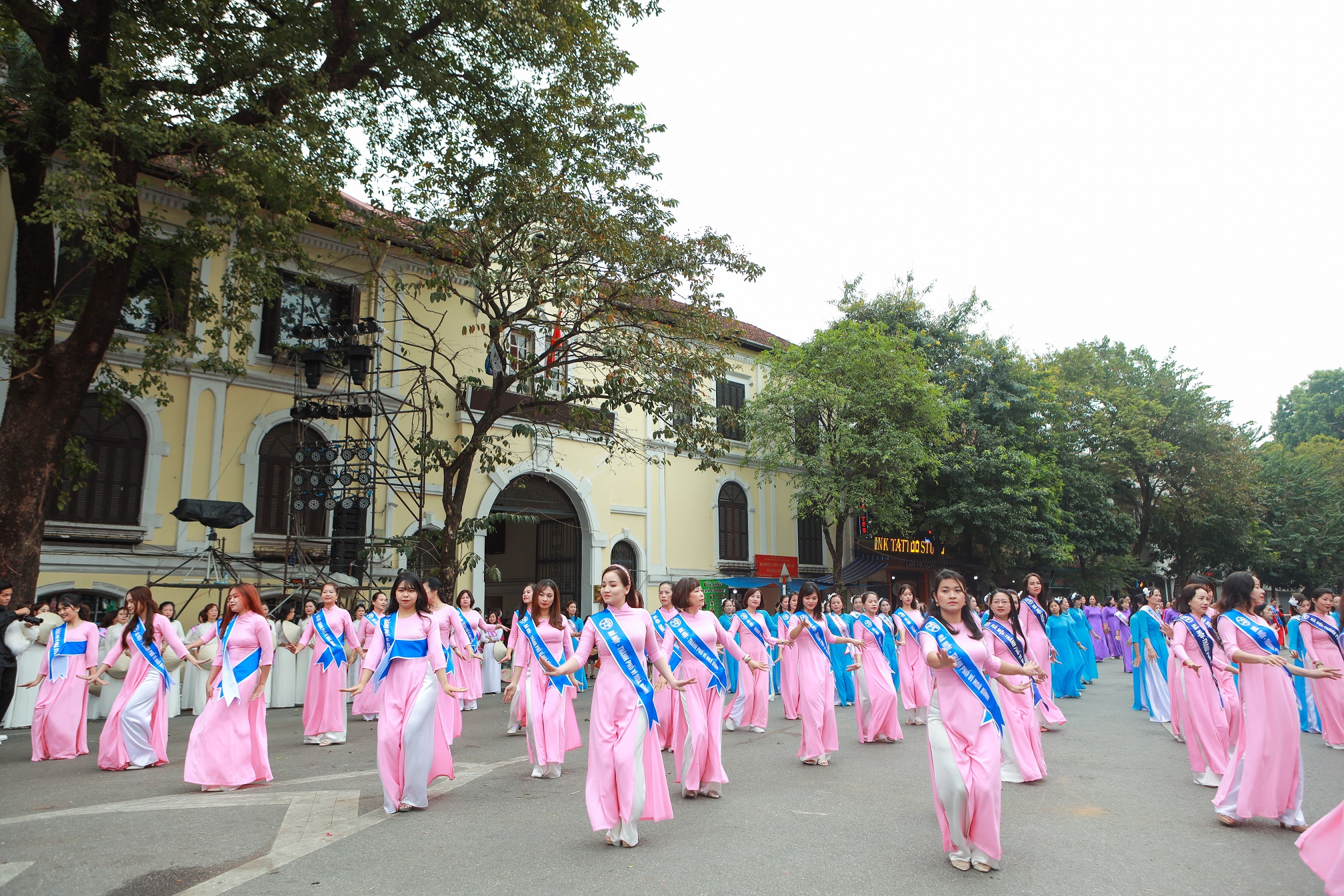 Những hình ảnh ấn tượng trong Chương trình đồng diễn Áo dài “Phụ nữ Thủ đô hội nhập và phát triển” năm 2022 - ảnh 9