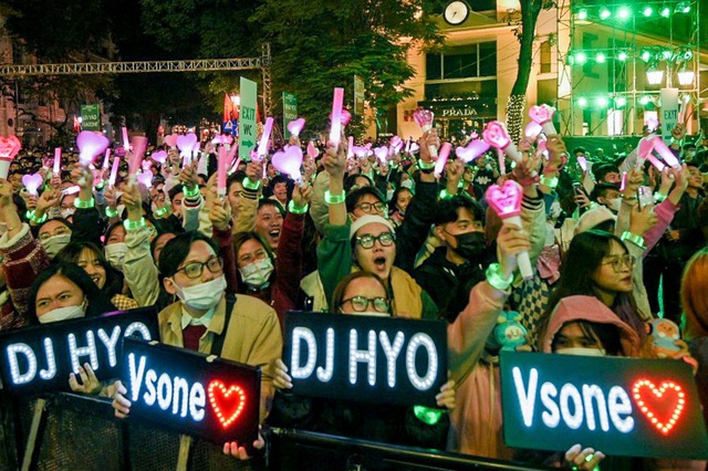 Người dân Thủ đô hân hoan chào năm mới 2023 - ảnh 7