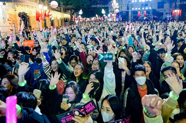 Người dân Thủ đô hân hoan chào năm mới 2023 - ảnh 8