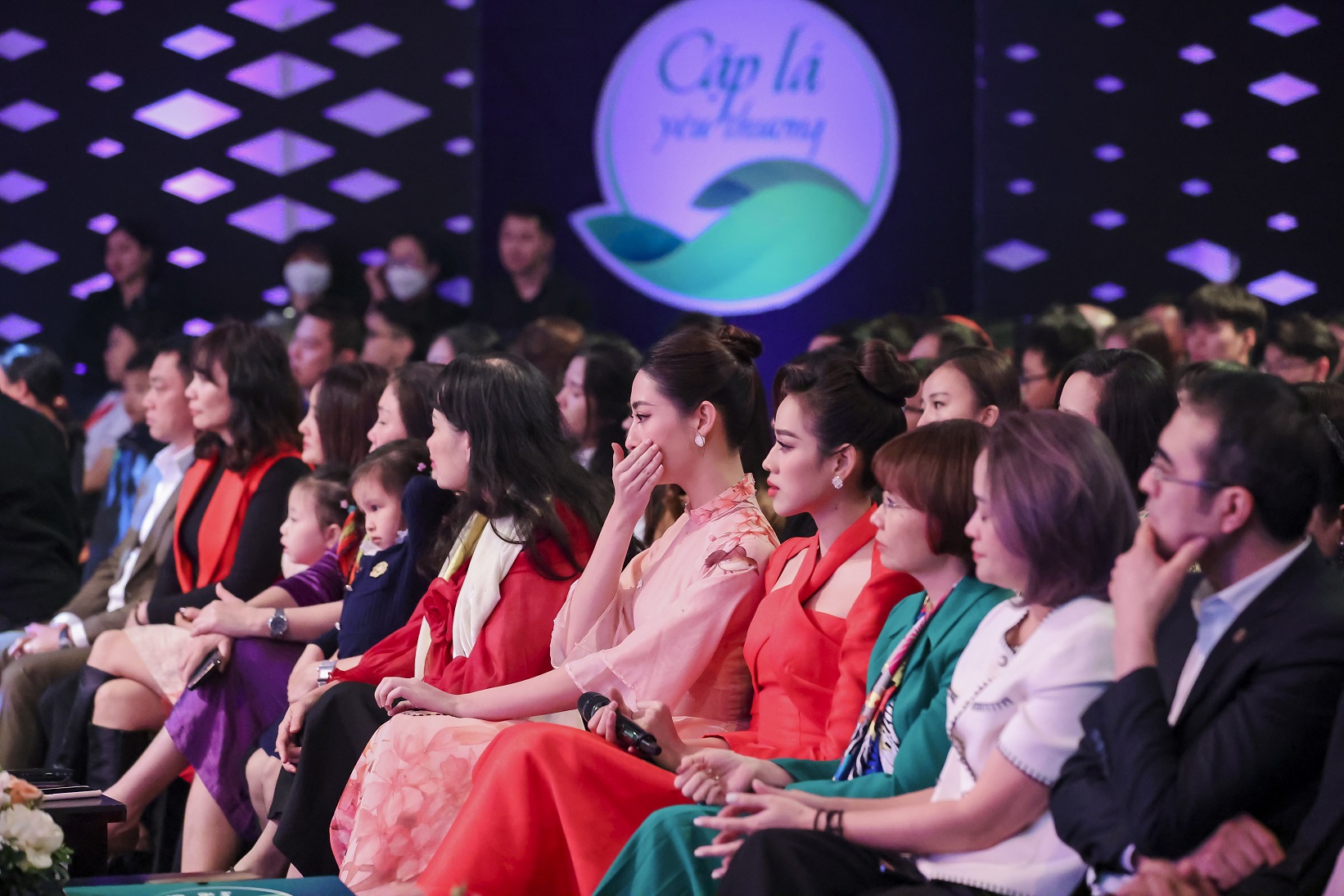 Lương Thùy Linh, Đỗ Hà nhận nuôi con nuôi tại chương trình “Cặp lá yêu thương” - ảnh 1