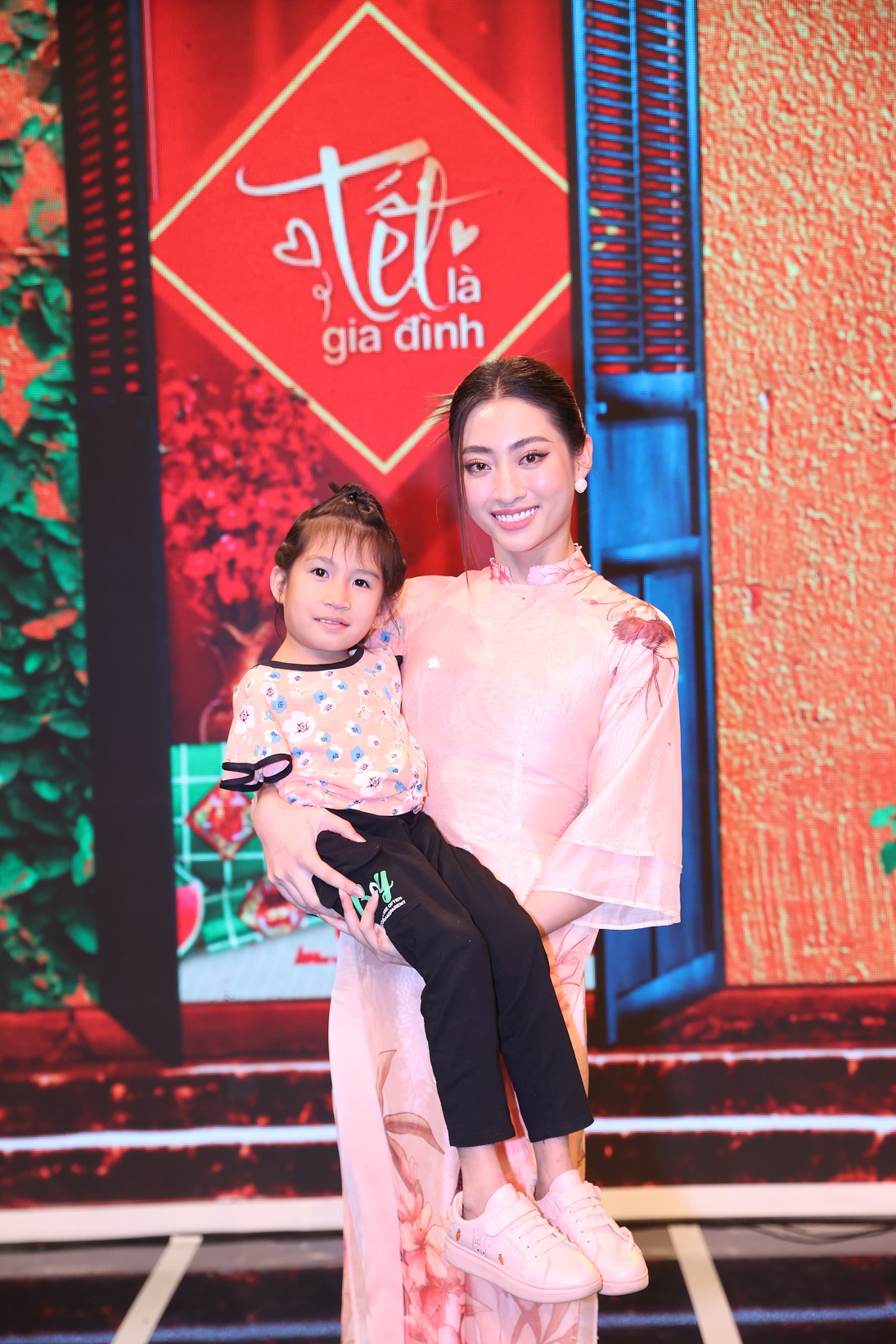 Lương Thùy Linh, Đỗ Hà nhận nuôi con nuôi tại chương trình “Cặp lá yêu thương” - ảnh 4