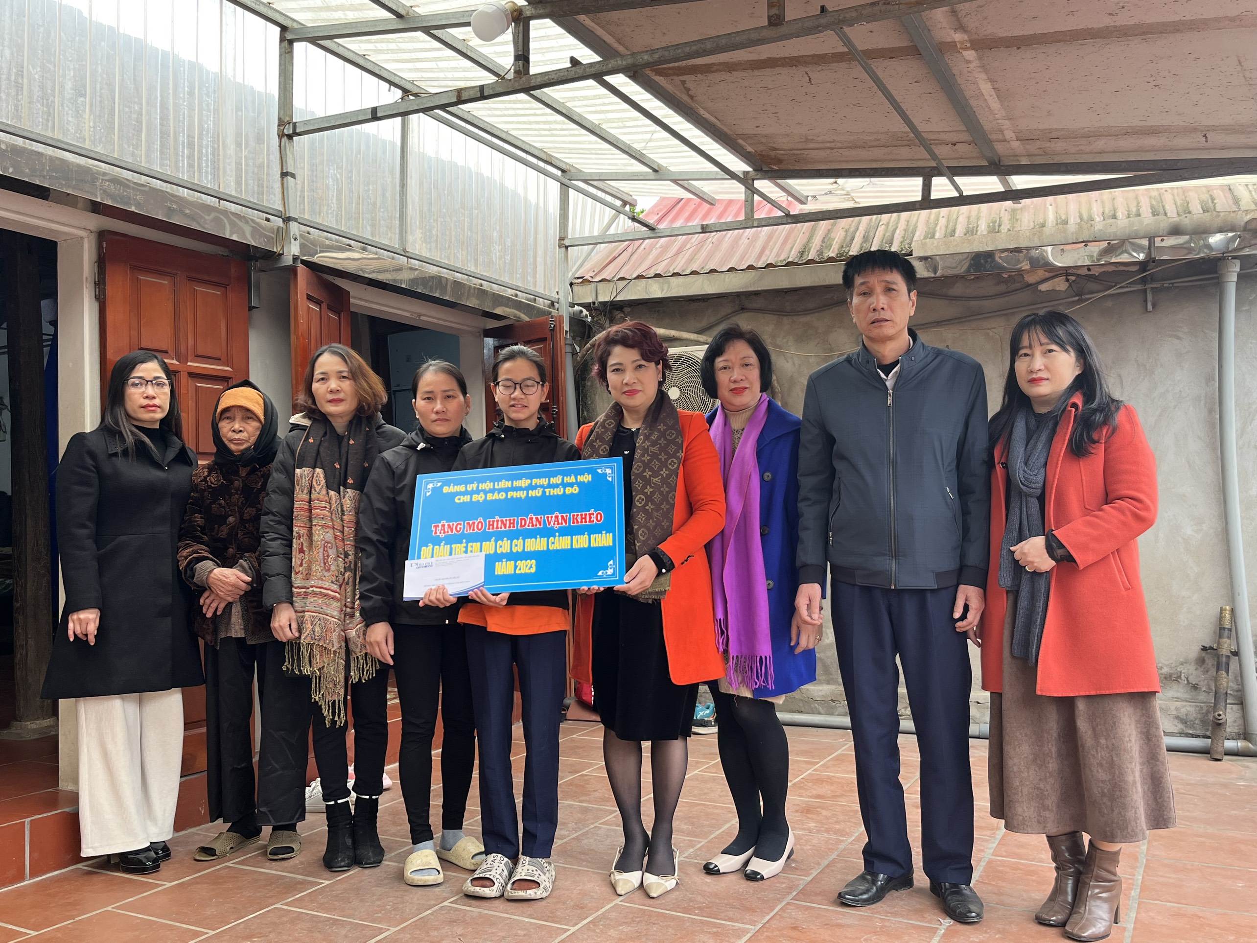 Chi bộ báo Phụ nữ Thủ đô: Trao mô hình Dân vận khéo đỡ đầu học sinh có hoàn cảnh khó khăn - ảnh 3