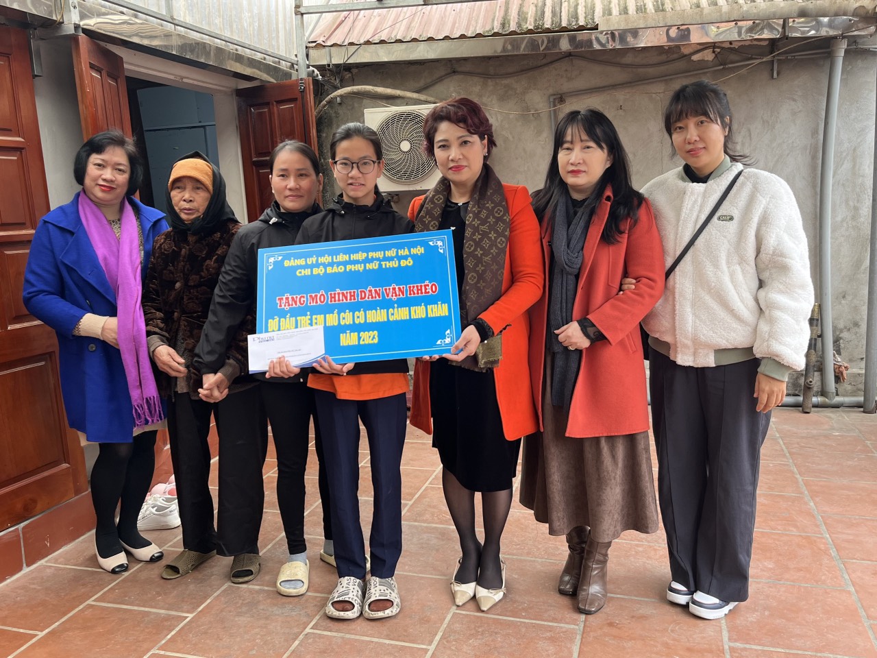 Chi bộ báo Phụ nữ Thủ đô: Trao mô hình Dân vận khéo đỡ đầu học sinh có hoàn cảnh khó khăn - ảnh 4