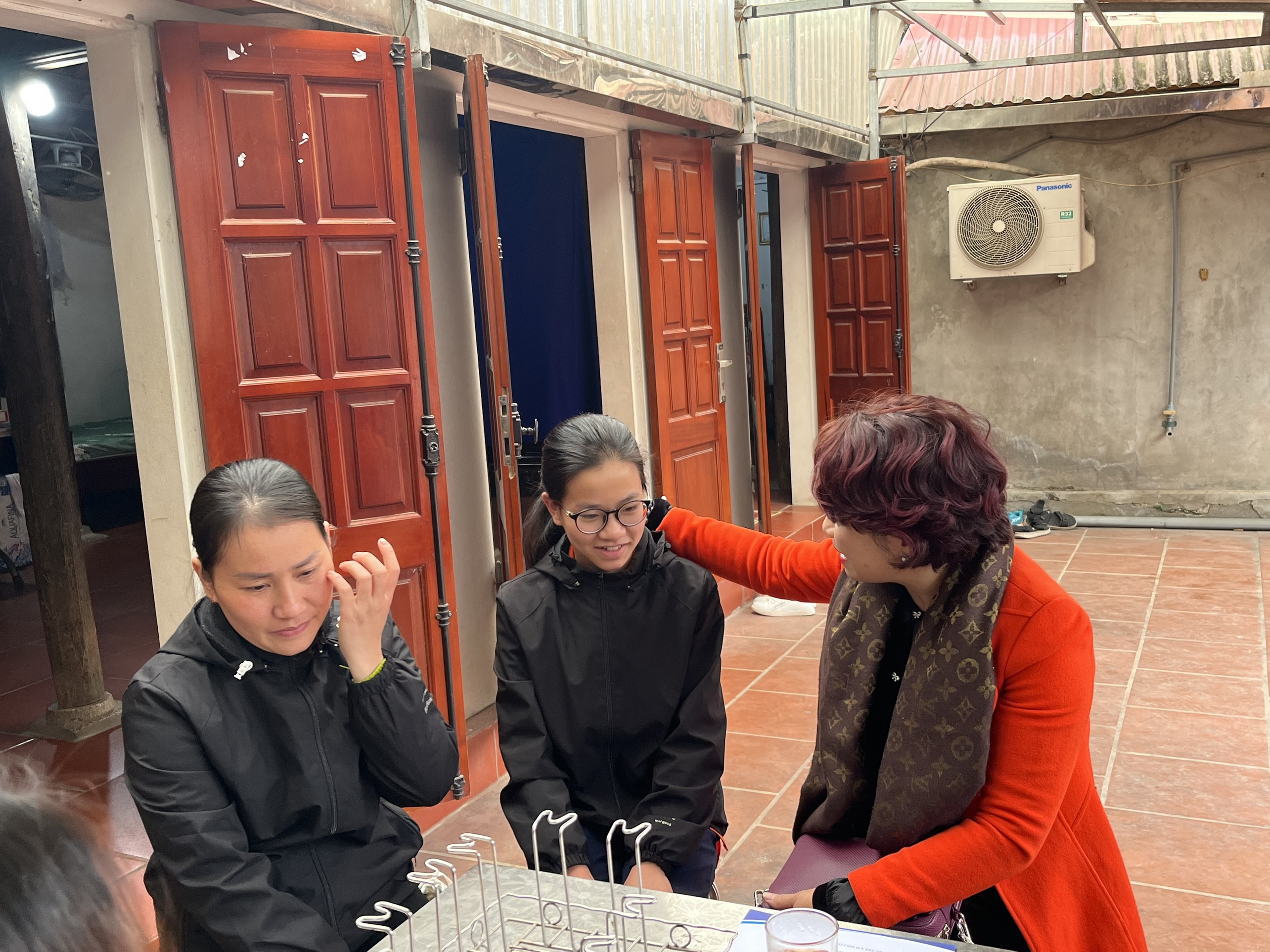 Chi bộ báo Phụ nữ Thủ đô: Trao mô hình Dân vận khéo đỡ đầu học sinh có hoàn cảnh khó khăn - ảnh 2