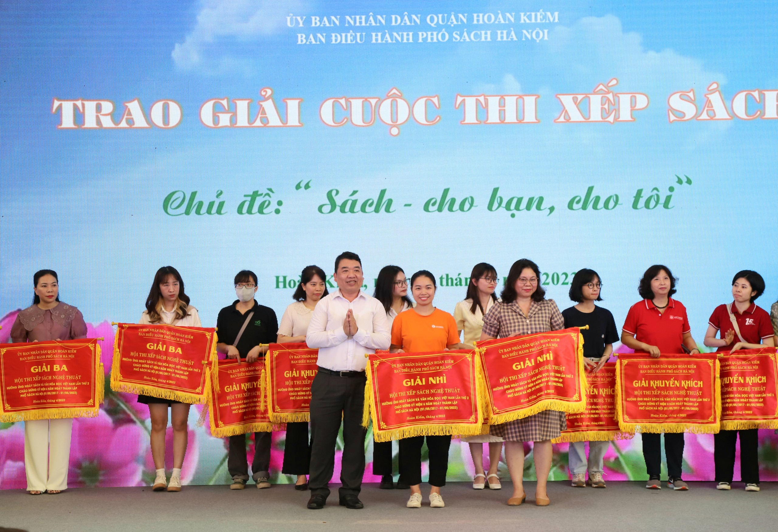 Phố Sách Hà Nội rộn ràng hưởng ứng Ngày sách và Văn hóa đọc Việt Nam - ảnh 6