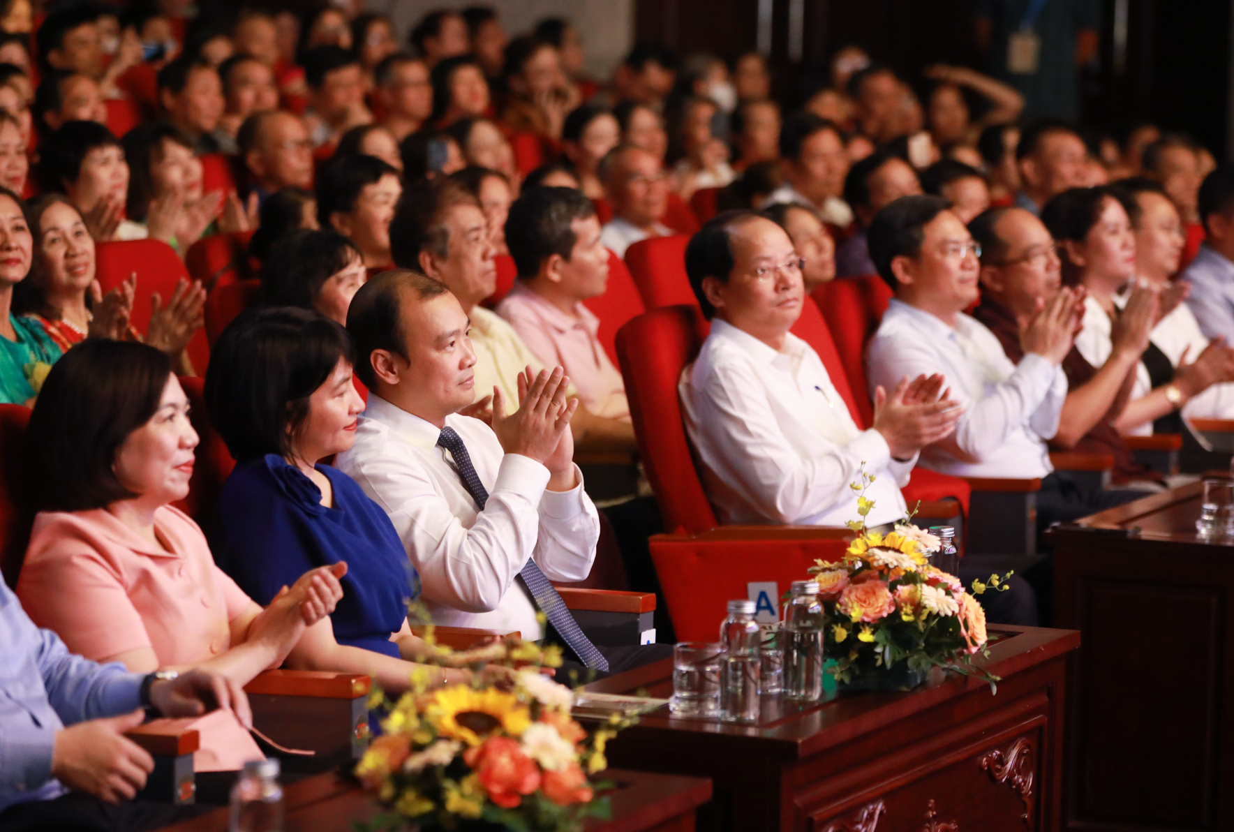 Xúc động hành trình theo dấu chân Bác bằng âm nhạc - ảnh 1
