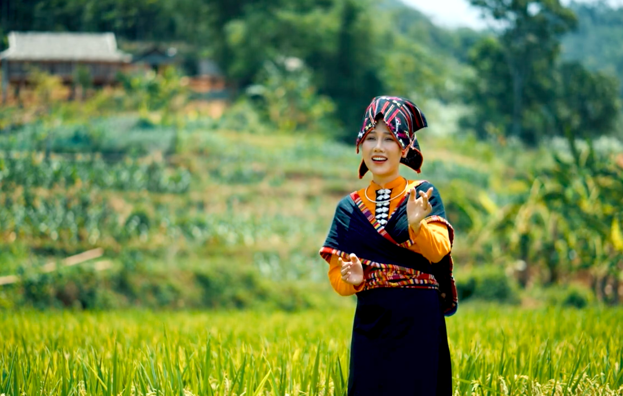 Ước vọng đẹp của ca sĩ- Thiếu úy Mai Chi ở MV “Địu con đi nhà trẻ” - ảnh 1