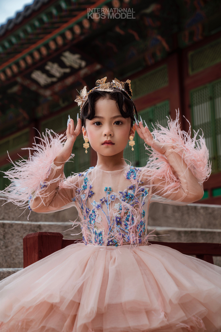 Vẻ đáng yêu của mẫu nhí 6 tuổi làm “dậy sóng” cộng đồng mạng - ảnh 2