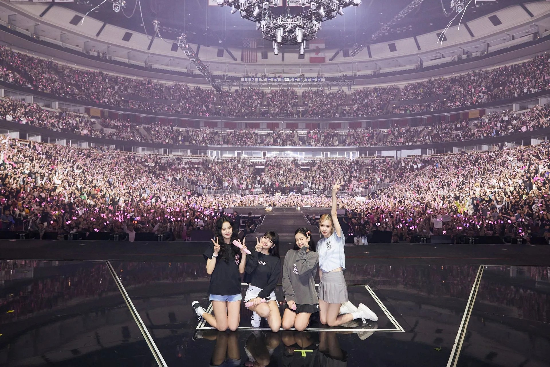 Khán giả đổi vòng tay xem show Blackpink từ 10h ngày 26-7 - ảnh 1