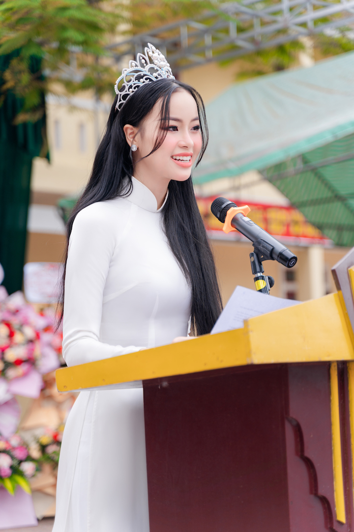 Á hậu Đào Hiền diện áo dài trắng về thăm trường cũ ngày khai giảng - ảnh 3