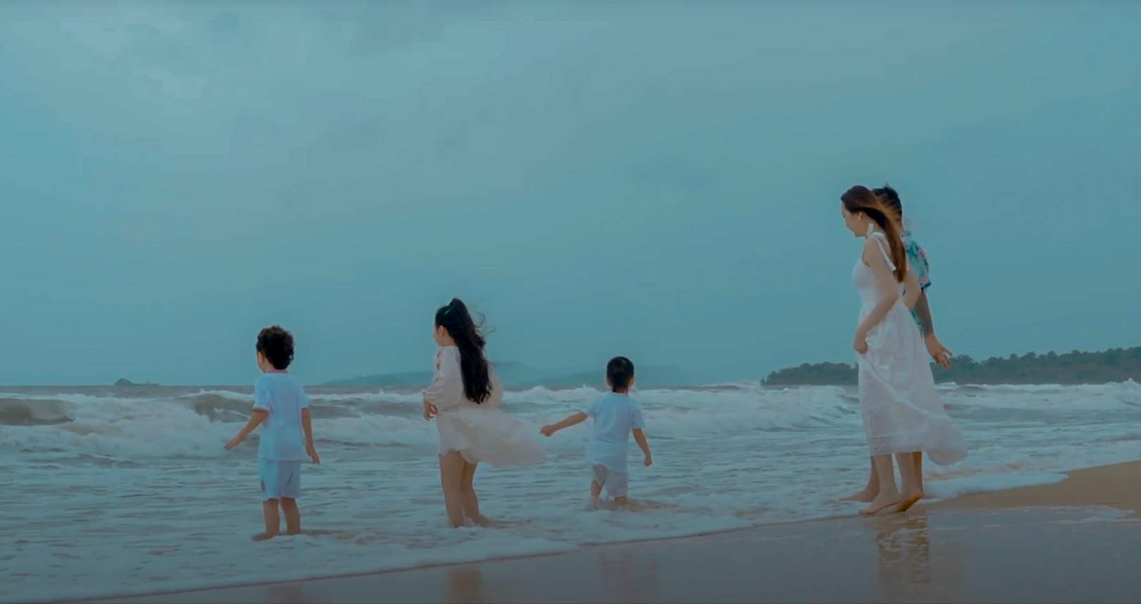 Gia đình Tuấn Hưng ngọt ngào trong MV kỷ niệm 10 năm ngày cưới - ảnh 2