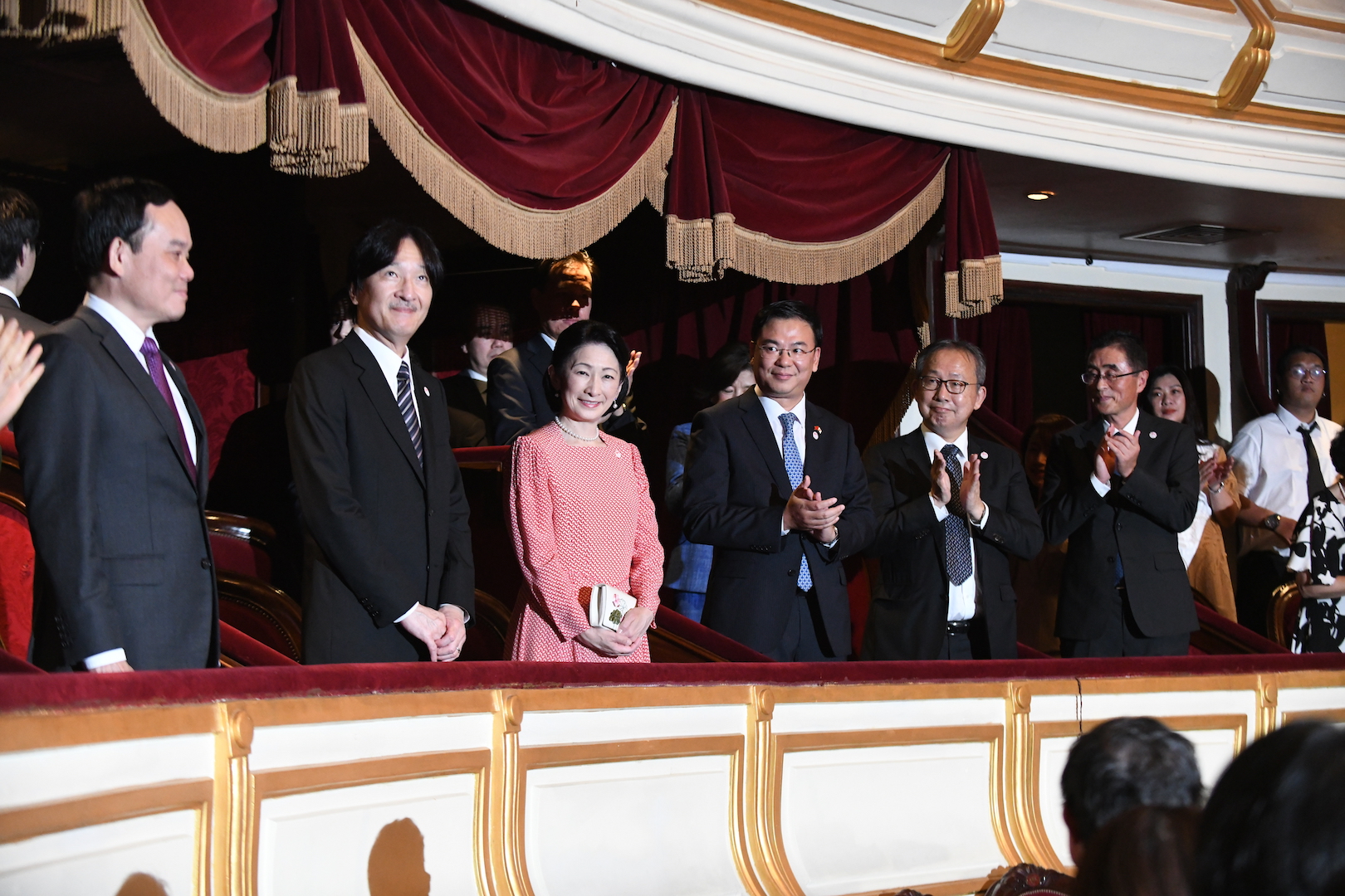 Hoàng thái tử Nhật Bản và công nương dự ra mắt vở opera “Công nữ Anio“ - ảnh 1