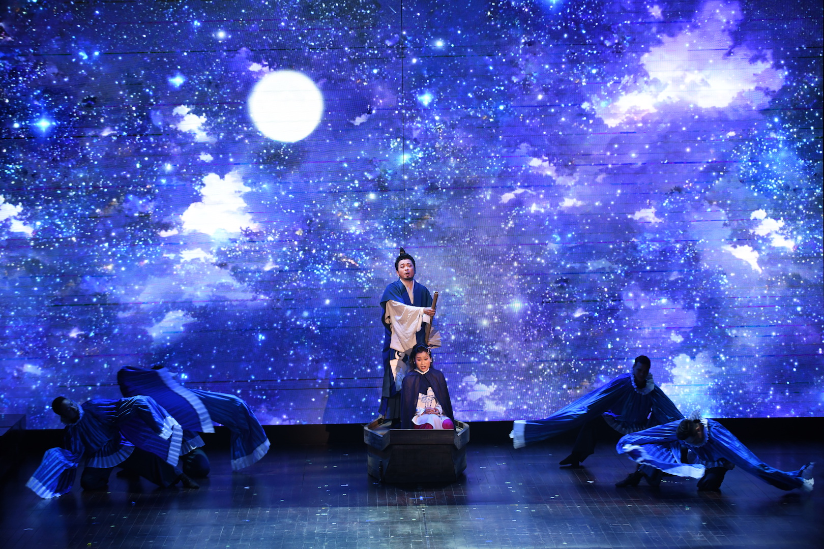 Hoàng thái tử Nhật Bản và công nương dự ra mắt vở opera “Công nữ Anio“ - ảnh 2