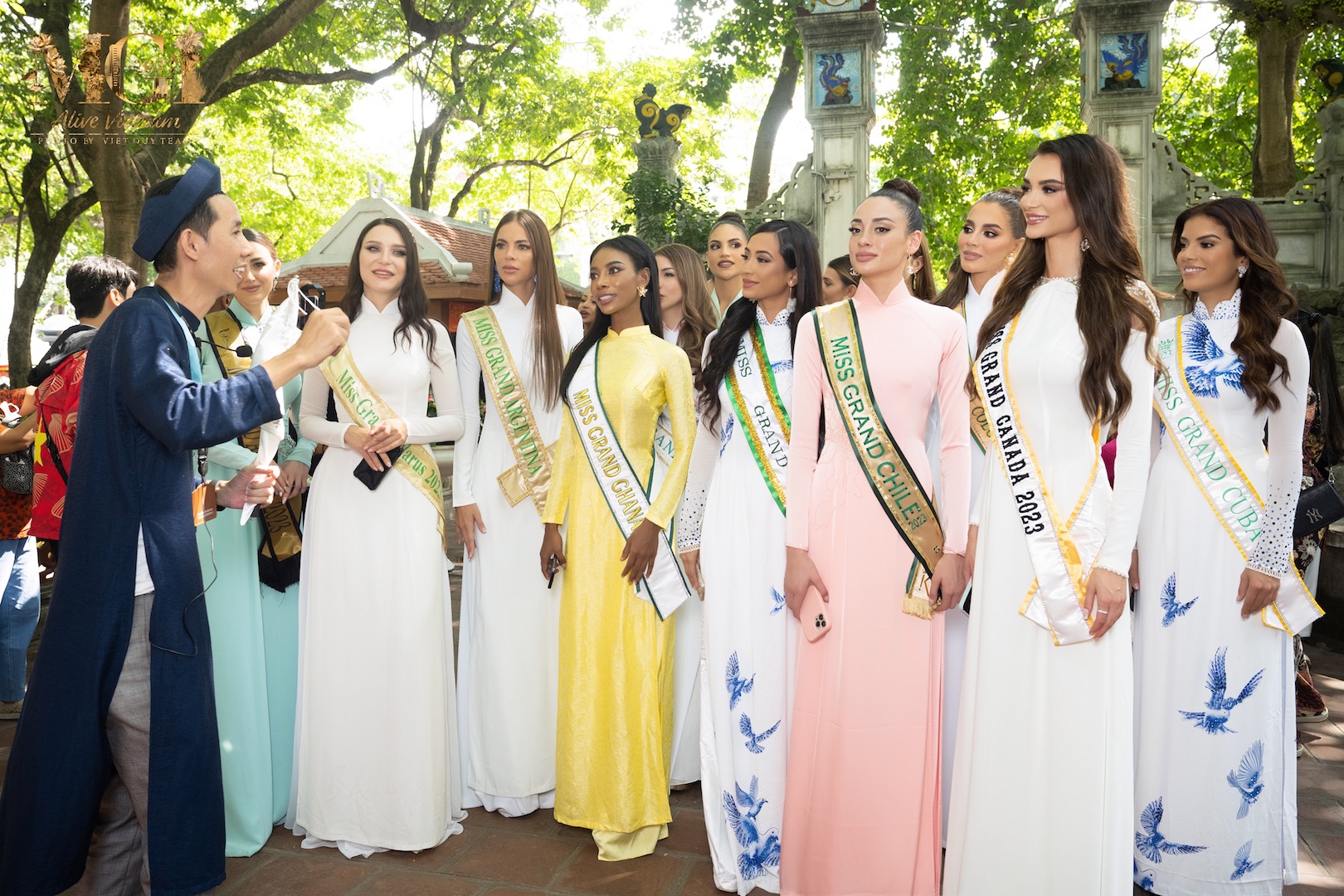 Thí sinh Miss Grand International 2023 hạnh phúc khi diện áo dài Việt  - ảnh 1