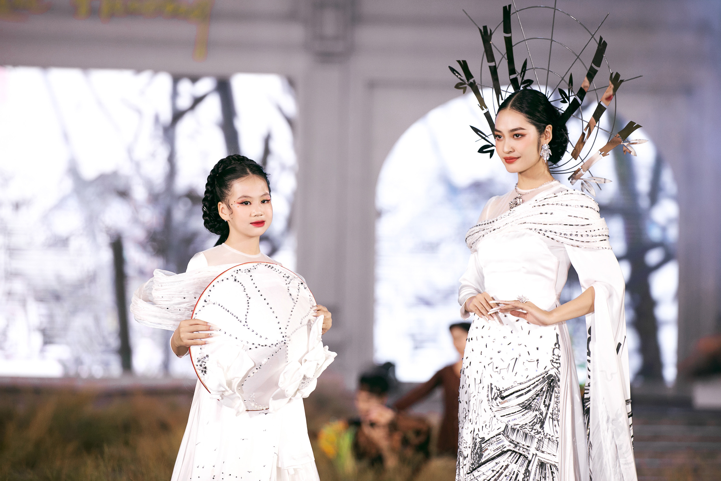 Hoa hậu Nông Thúy Hằng, mẫu nhí Thuỷ Tiên cùng “Ký hoạ quê hương” - ảnh 1