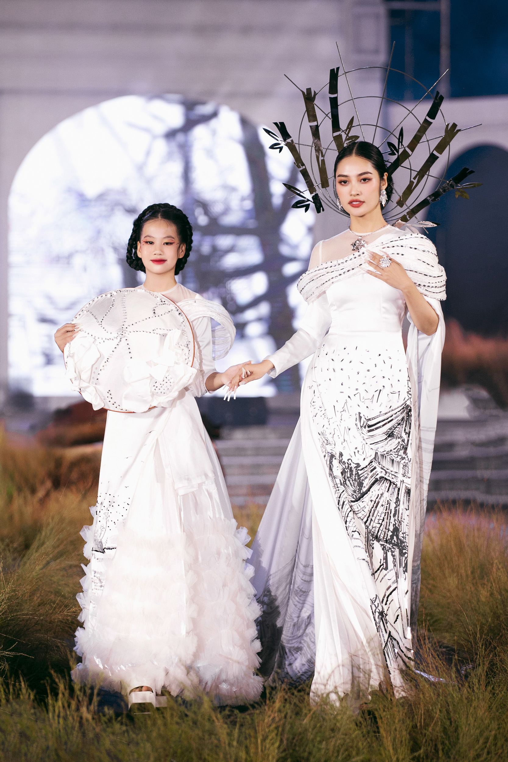 Hoa hậu Nông Thúy Hằng, mẫu nhí Thuỷ Tiên cùng “Ký hoạ quê hương” - ảnh 2
