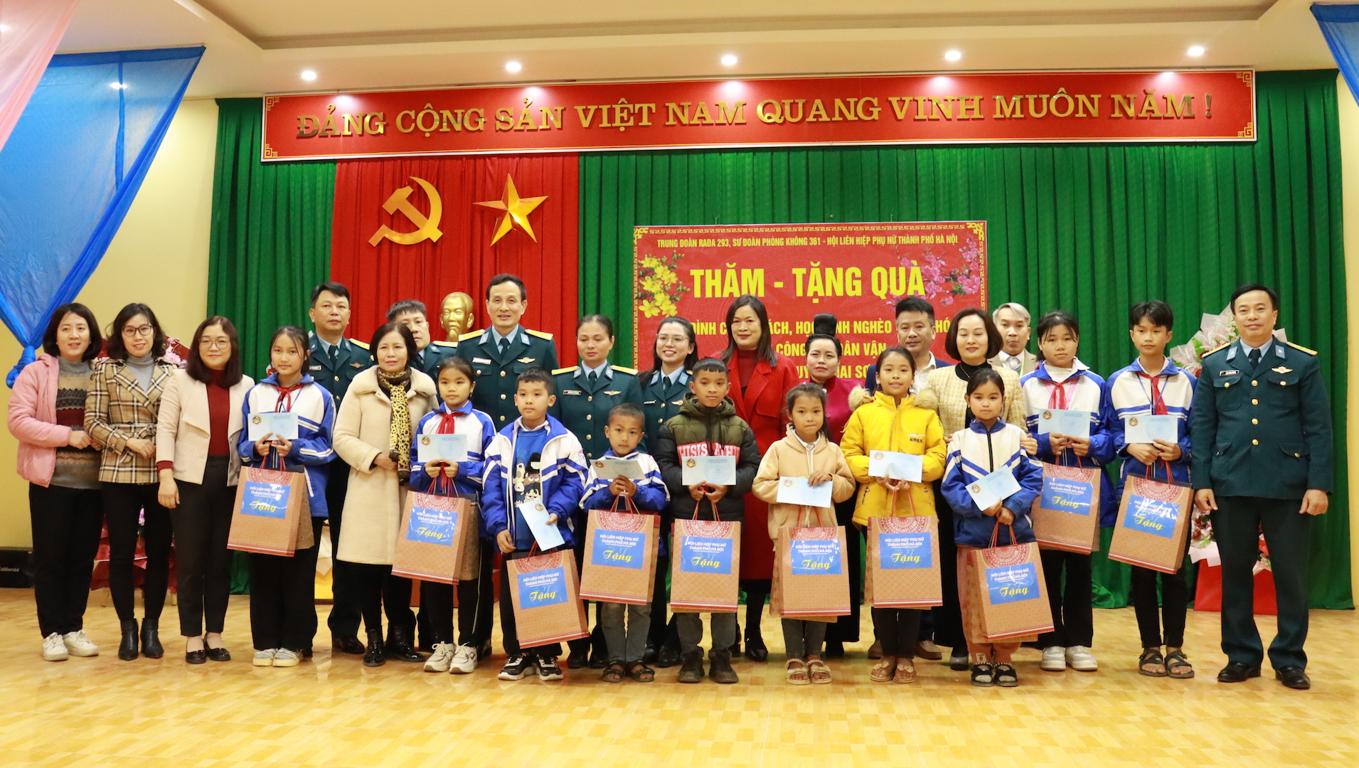Hội LHPN Hà Nội thăm và chúc Tết cán bộ, chiến sĩ Sư đoàn Phòng không 361 - ảnh 6