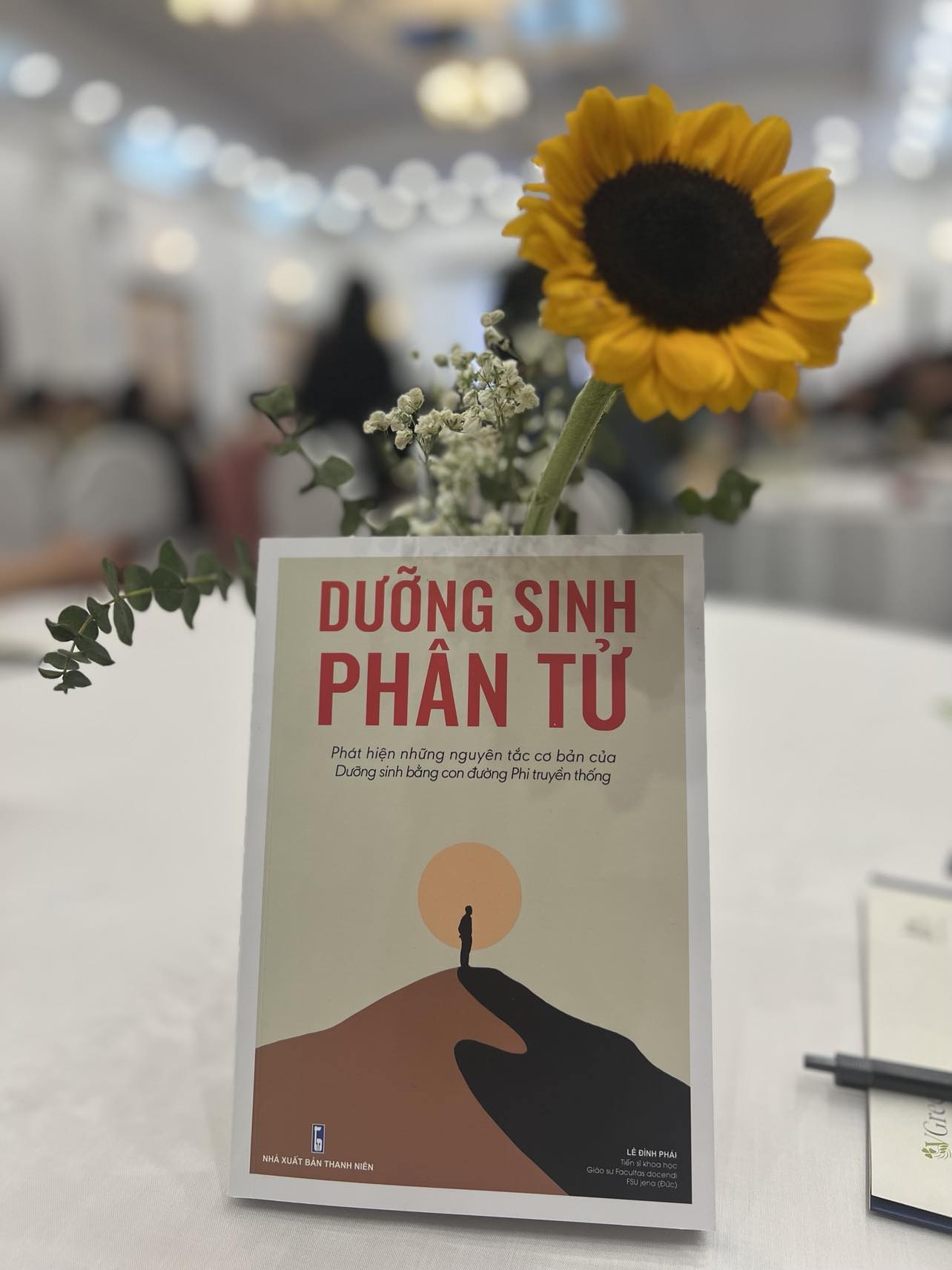 Vị giáo sư 86 tuổi ra mắt sách về chăm sóc sức khoẻ phi truyền thống - ảnh 1
