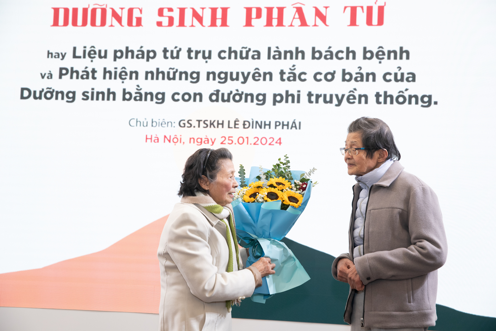 Vị giáo sư 86 tuổi ra mắt sách về chăm sóc sức khoẻ phi truyền thống - ảnh 2