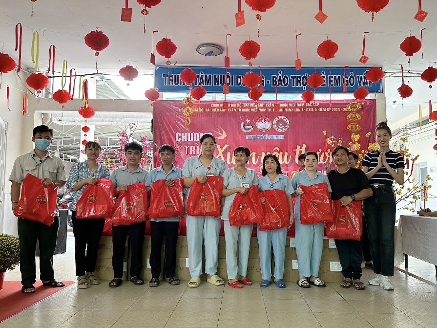Hoa Hậu Lê Nguyễn Bảo Ngọc trao quà cho trẻ khuyết tật - ảnh 4