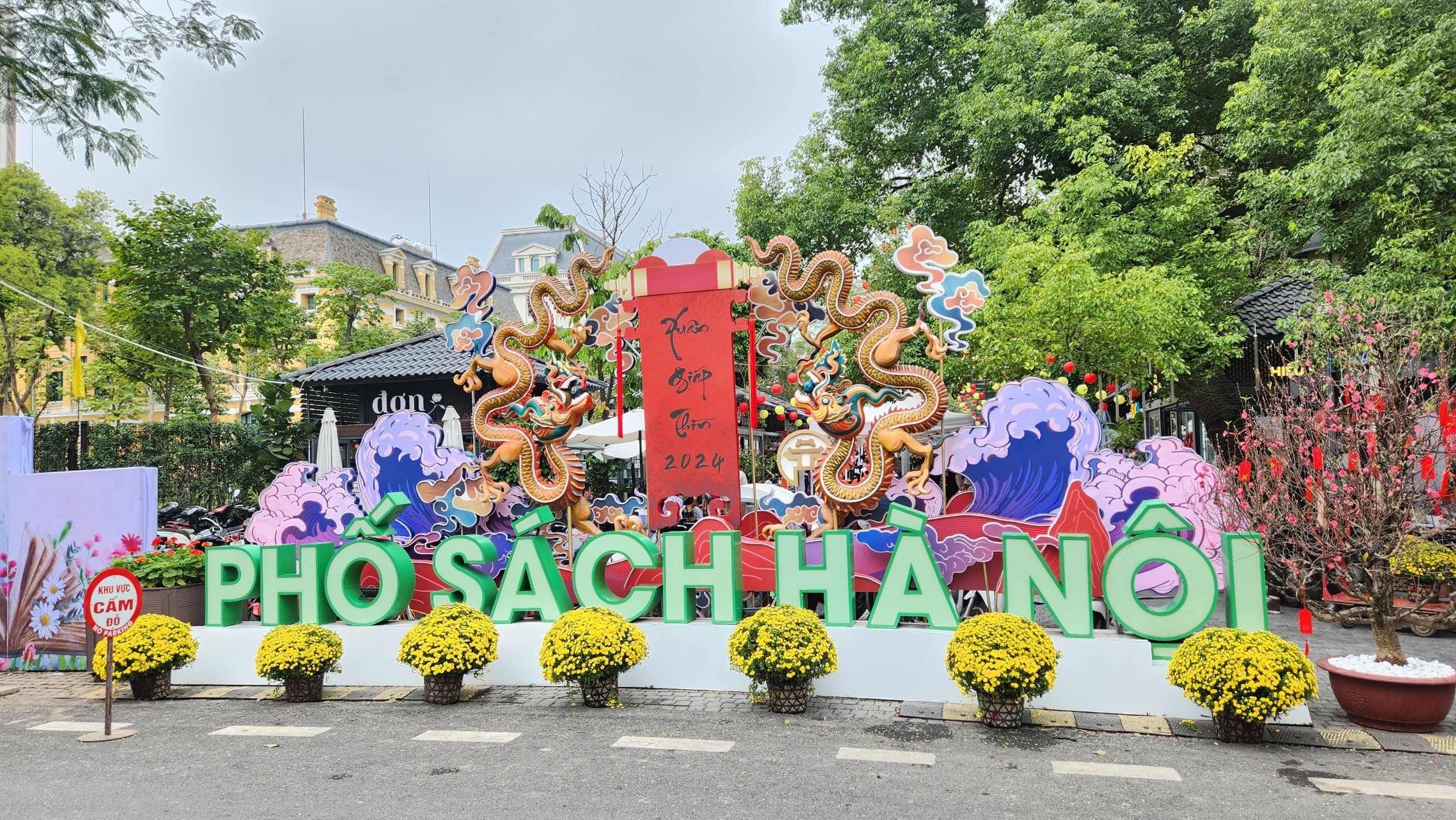 Phố Sách Hà Nội trang hoàng rực rỡ đón Xuân Giáp Thìn - ảnh 4