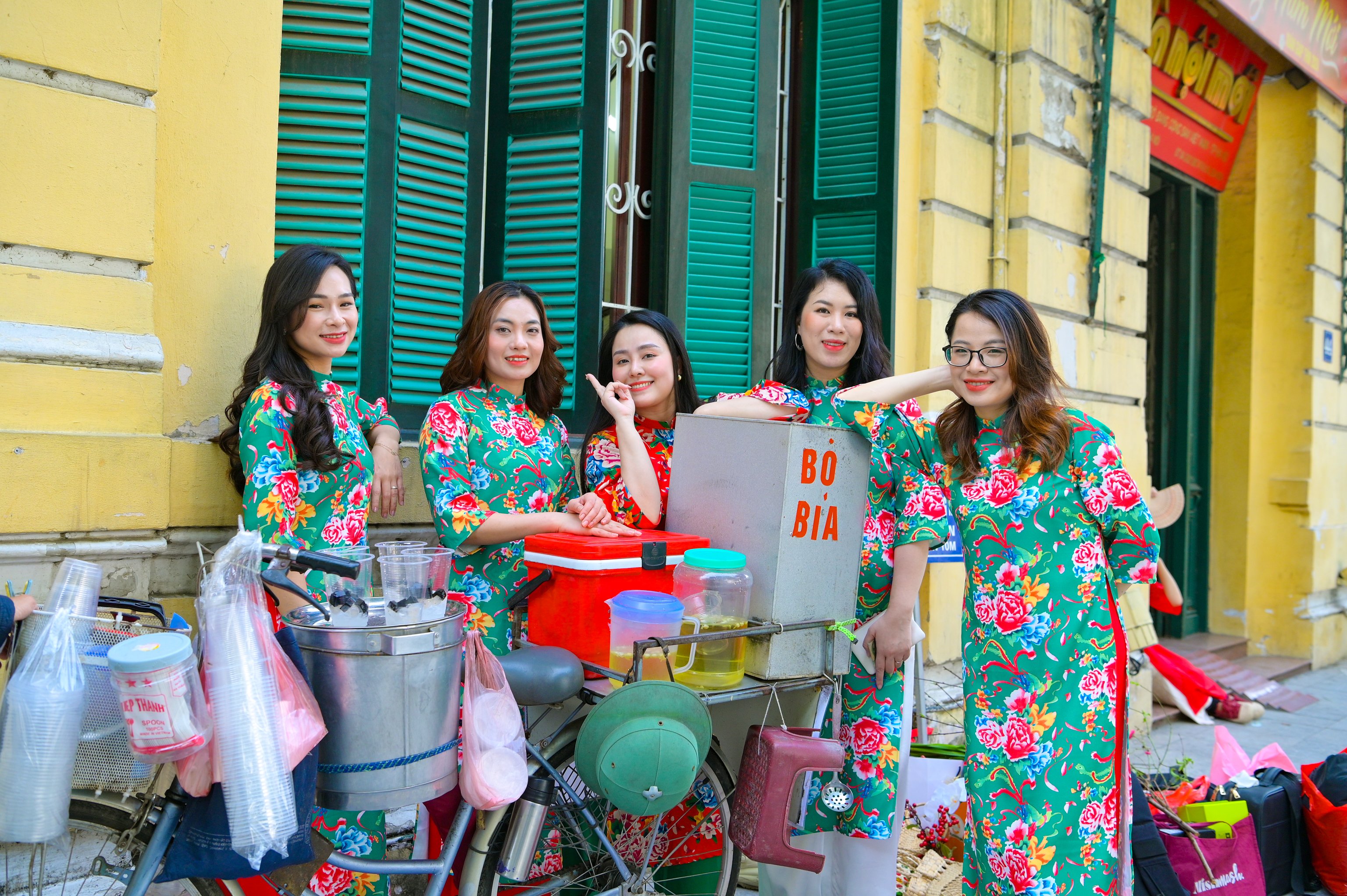 Mốt áo dài con công gây “bão” dịp Tết Giáp Thìn 2024 - ảnh 6