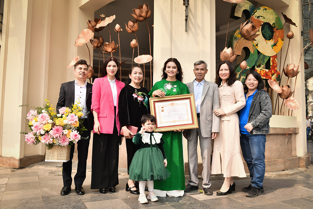 NSND Phạm Phương Thảo nổi bật với áo dài thêu hoa quỳnh - ảnh 6