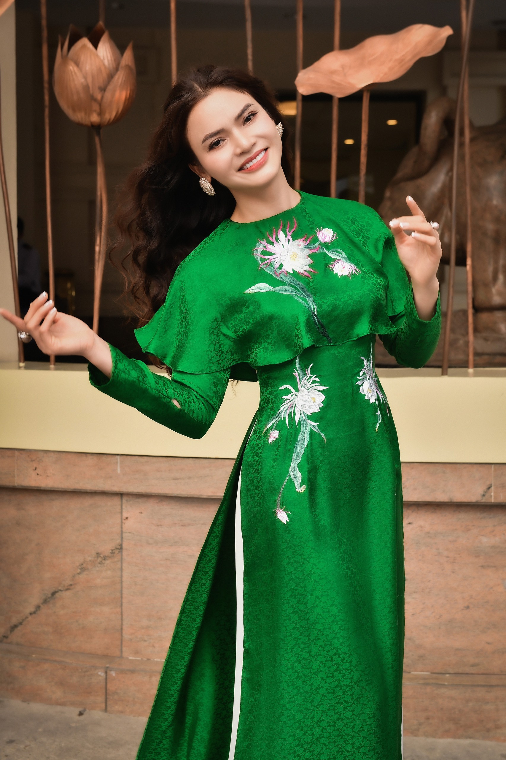 NSND Phạm Phương Thảo nổi bật với áo dài thêu hoa quỳnh - ảnh 2