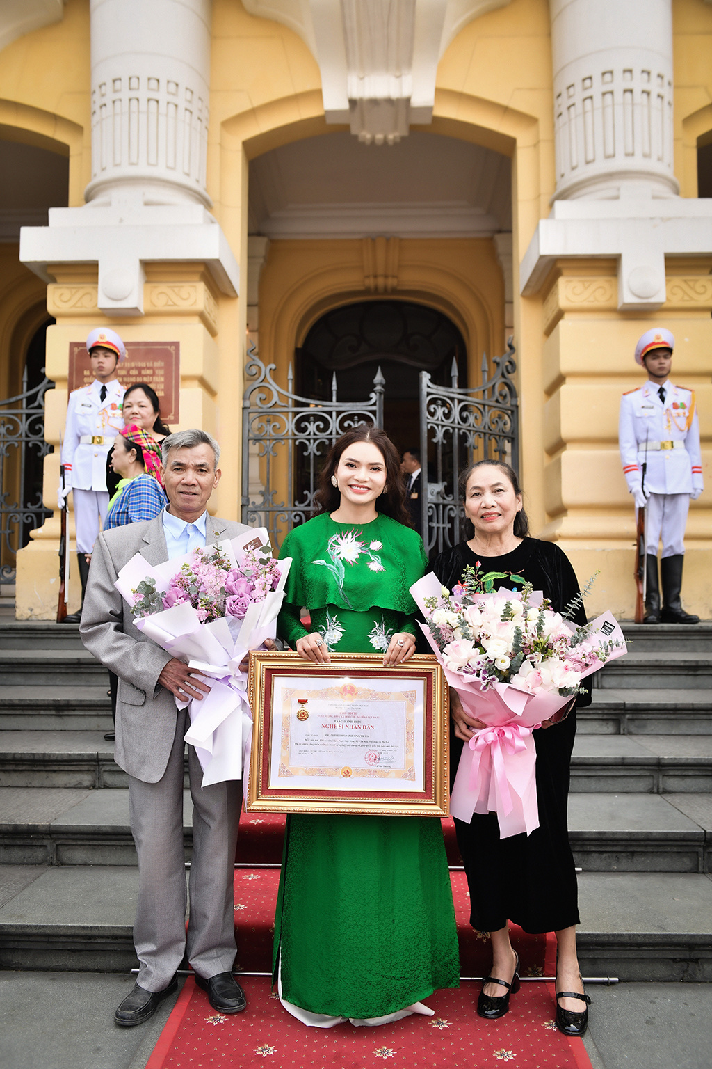 NSND Phạm Phương Thảo nổi bật với áo dài thêu hoa quỳnh - ảnh 1