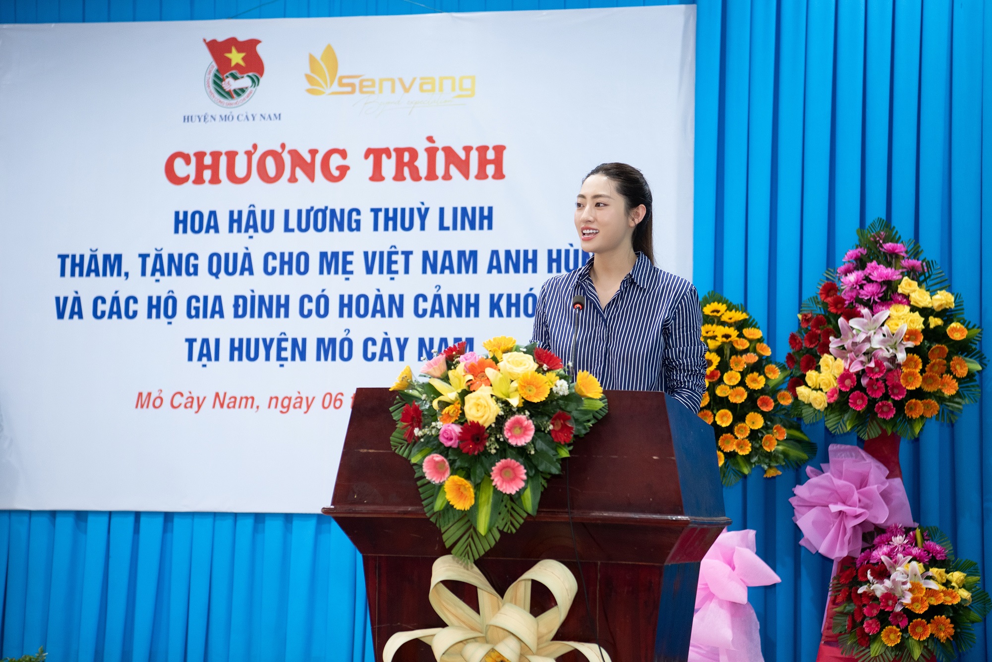 Lương Thùy Linh thăm hỏi, trao quà cho bà mẹ Việt Nam Anh hùng  - ảnh 4