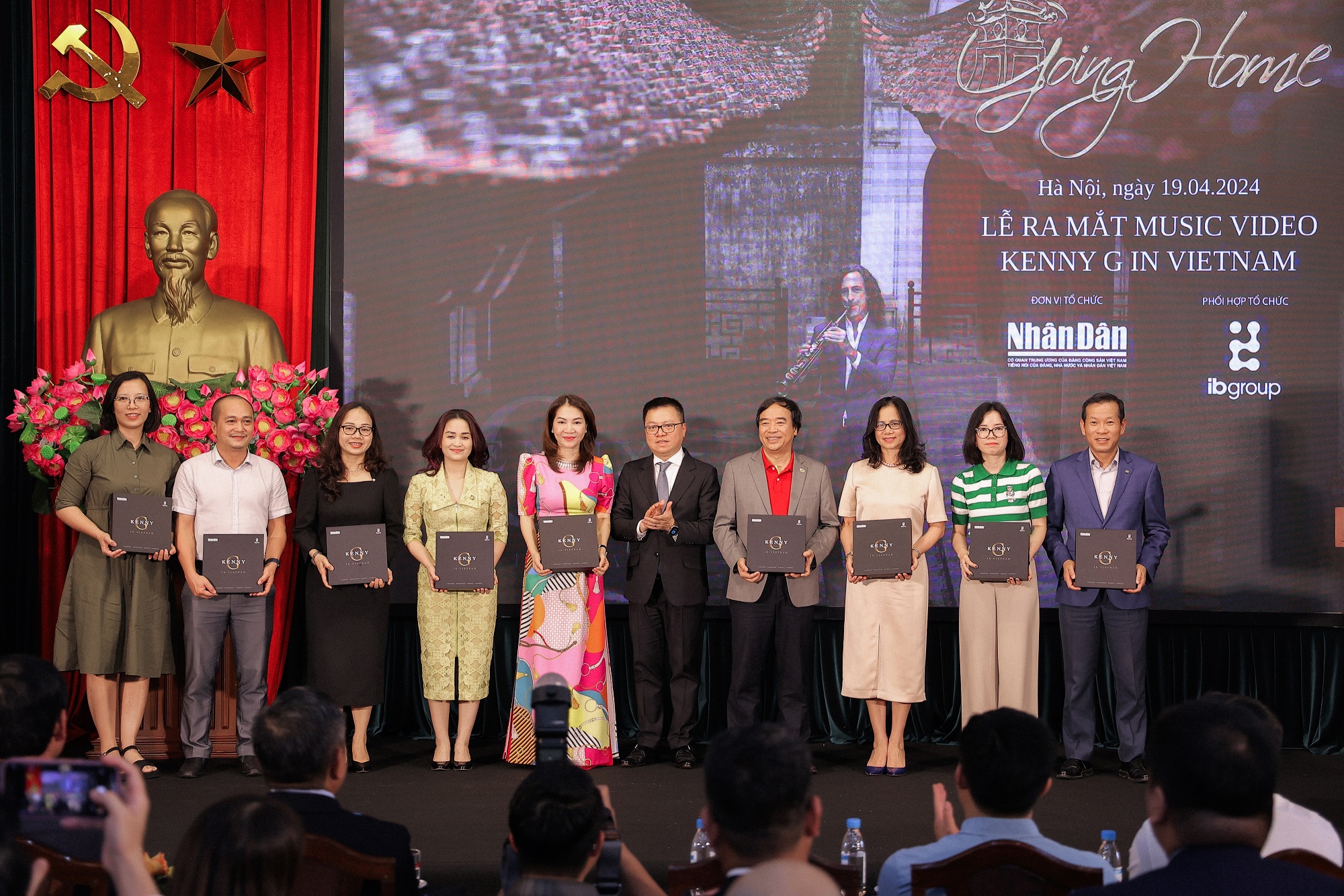 Xúc động xem MV huyền thoại saxophone Kenny G quảng bá vẻ đẹp Hà Nội - ảnh 7